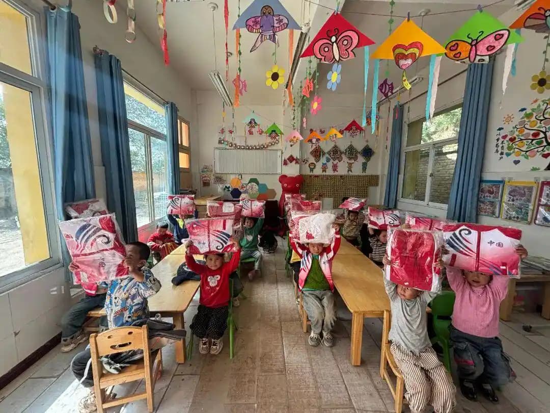 情暖校园爱传远方：鸿达商业联盟公益行温暖满江村小学